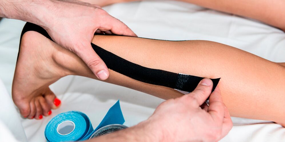 Taping bei deformierender Arthrose, Fixierung des Gelenks mit Klebeband